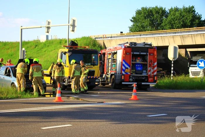 Auto vliegt in brand op afrit, politie houdt bestuurder aan