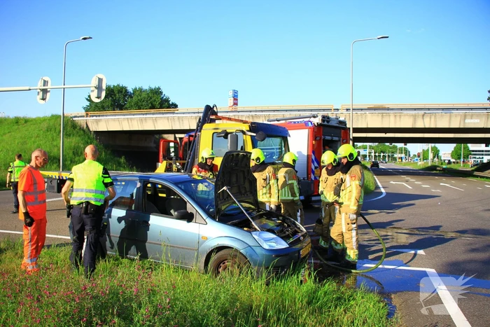 Auto vliegt in brand op afrit, politie houdt bestuurder aan