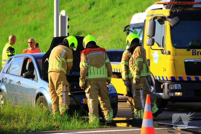 Auto vliegt in brand op afrit, politie houdt bestuurder aan