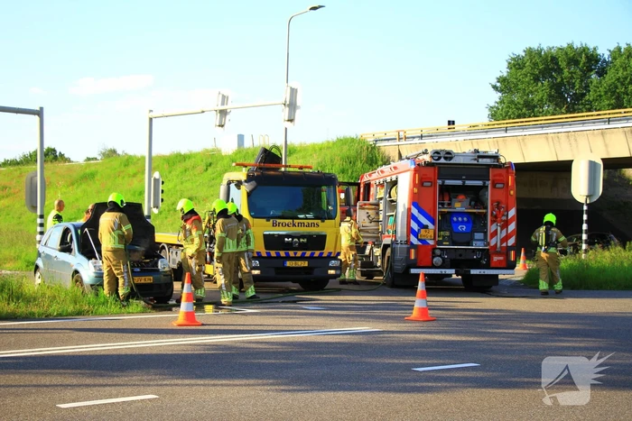 Auto vliegt in brand op afrit, politie houdt bestuurder aan