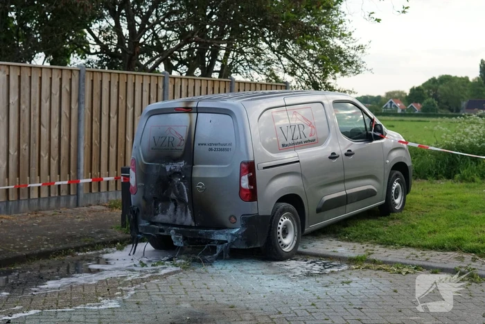 Voertuig brandt uit, politie doet onderzoek