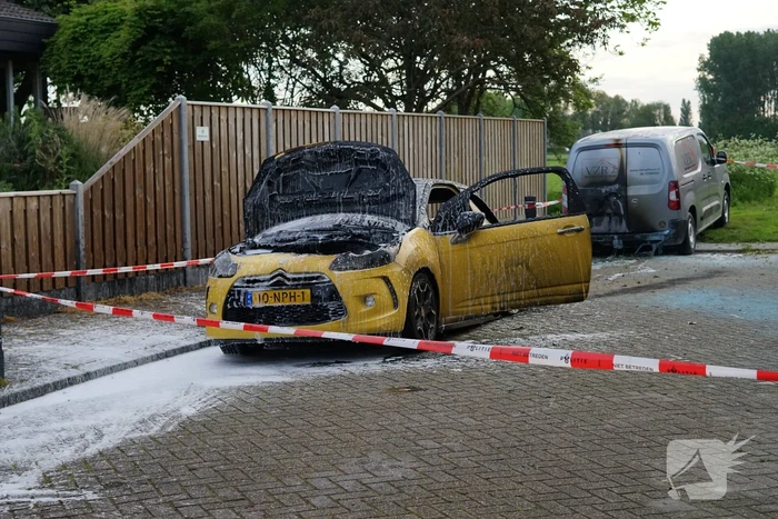 Voertuig brandt uit, politie doet onderzoek