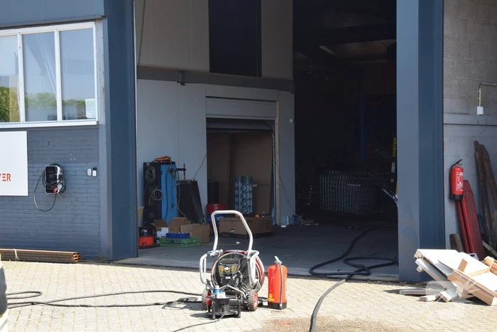 Accu's voor zonnepanelen vatten vlam in loods