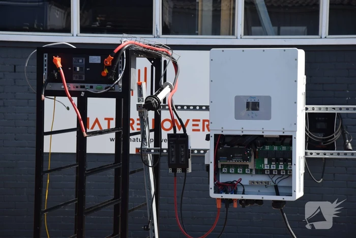 Accu's voor zonnepanelen vatten vlam in loods