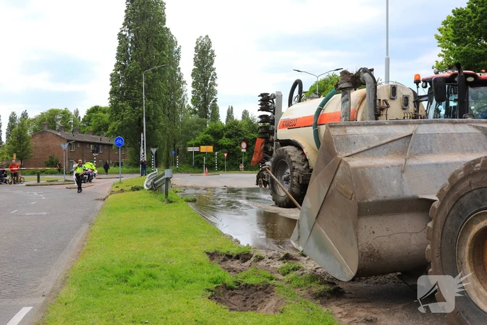 Giertank met 7000 liter stront gekanteld