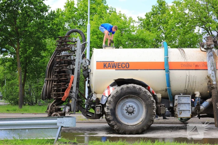 Giertank met 7000 liter stront gekanteld