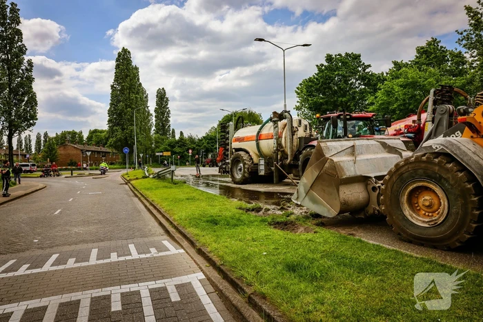 Giertank met 7000 liter stront gekanteld