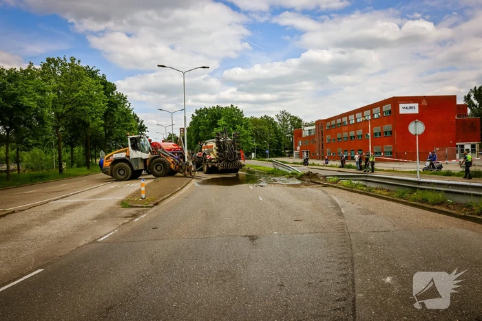 Giertank met 7000 liter stront gekanteld