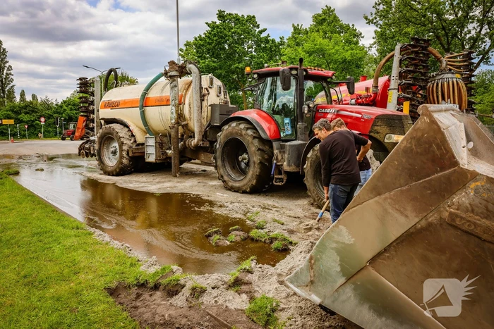 Giertank met 7000 liter stront gekanteld