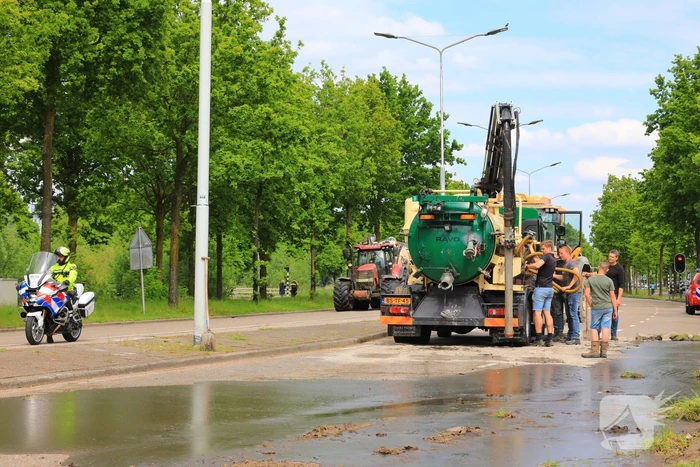 Giertank met 7000 liter stront gekanteld