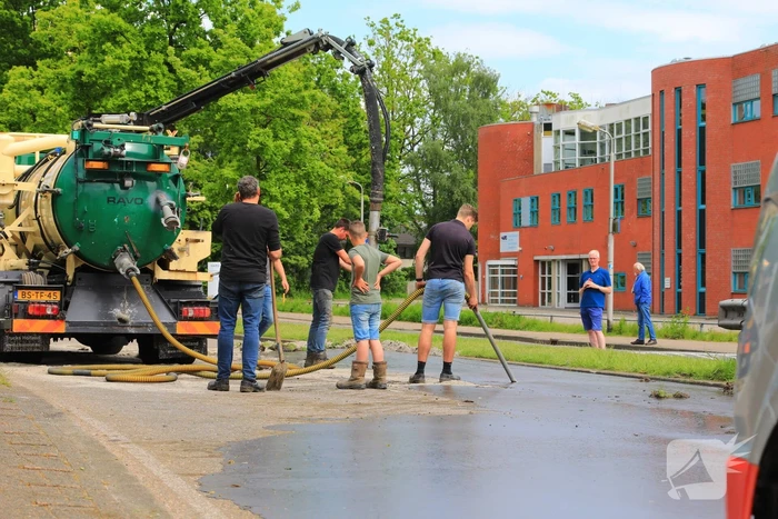 Giertank met 7000 liter stront gekanteld