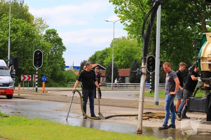 Giertank met 7000 liter stront gekanteld