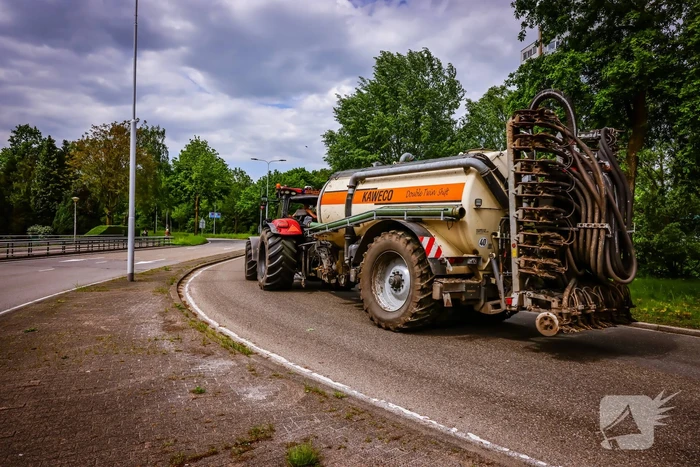Giertank met 7000 liter stront gekanteld