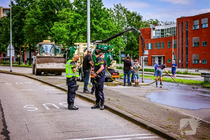 Giertank met 7000 liter stront gekanteld