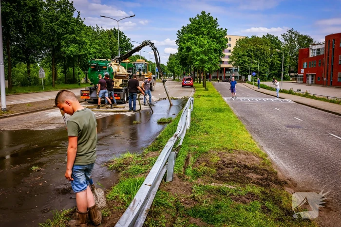 Giertank met 7000 liter stront gekanteld