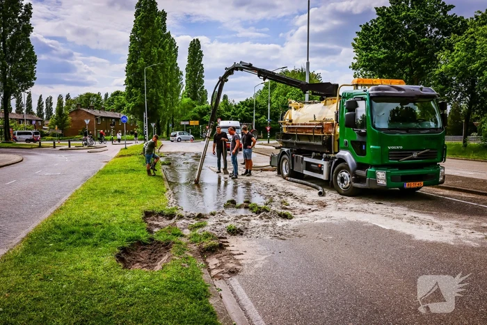 Giertank met 7000 liter stront gekanteld