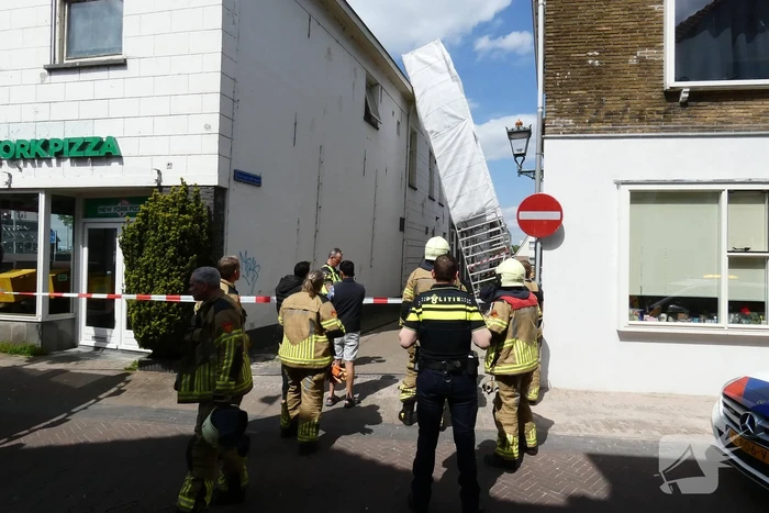 Steiger waait tegen woning