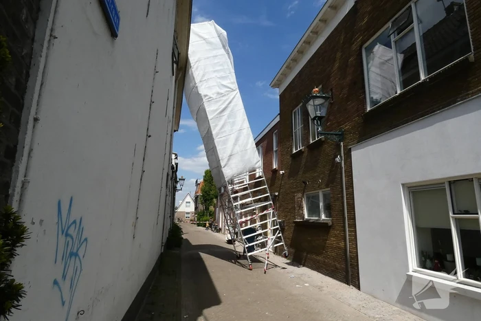 Steiger waait tegen woning