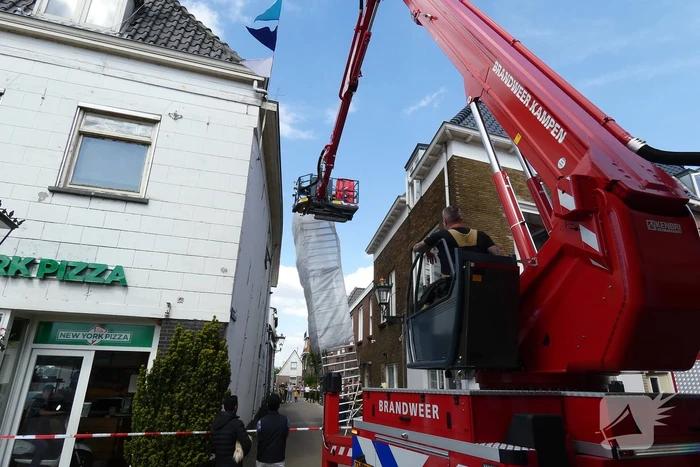 Steiger waait tegen woning
