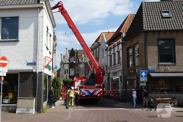 Steiger waait tegen woning