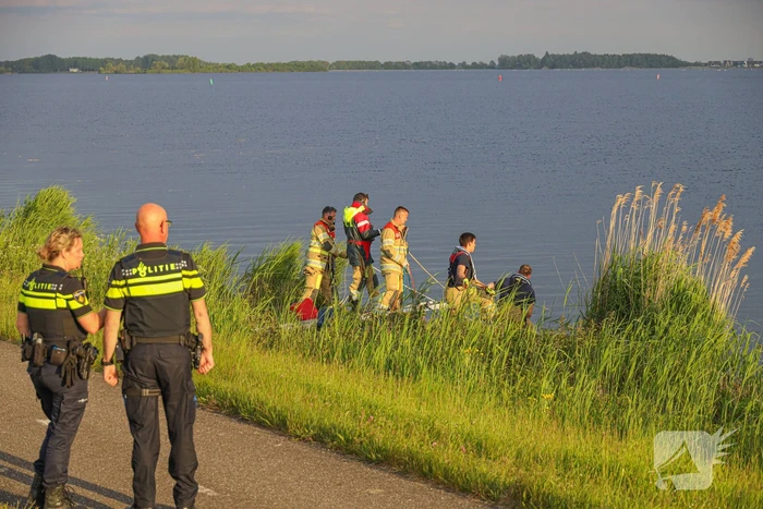 Auto te water Gooimeer een persoon overleden