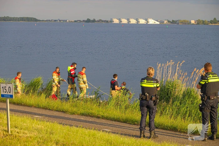 Auto te water Gooimeer een persoon overleden