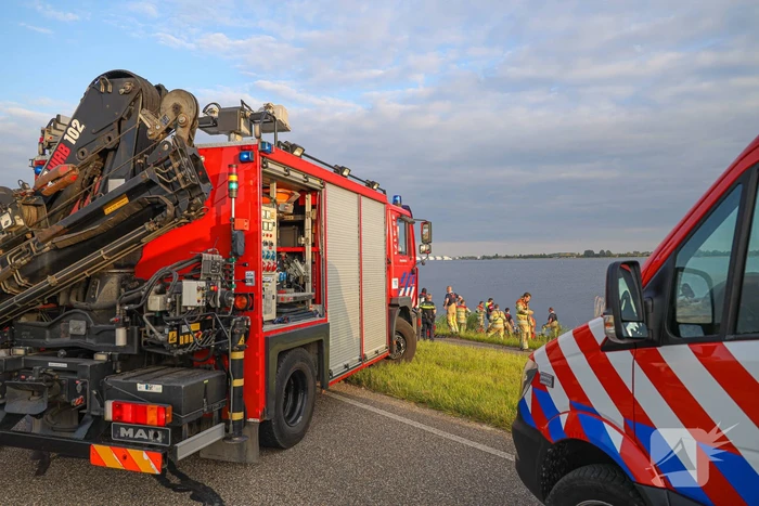 Auto te water Gooimeer een persoon overleden