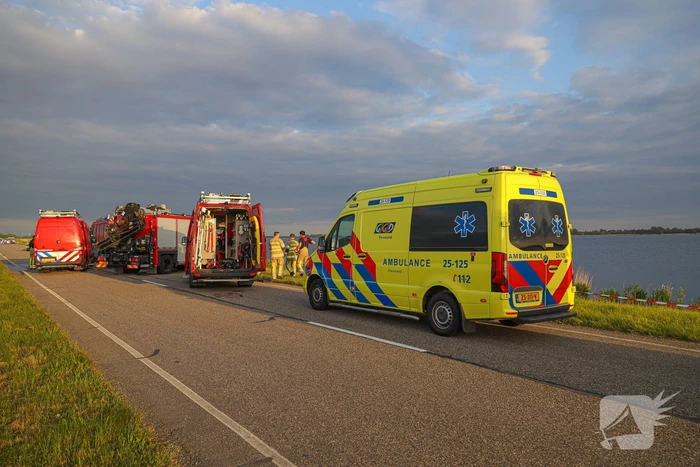 Auto te water Gooimeer een persoon overleden