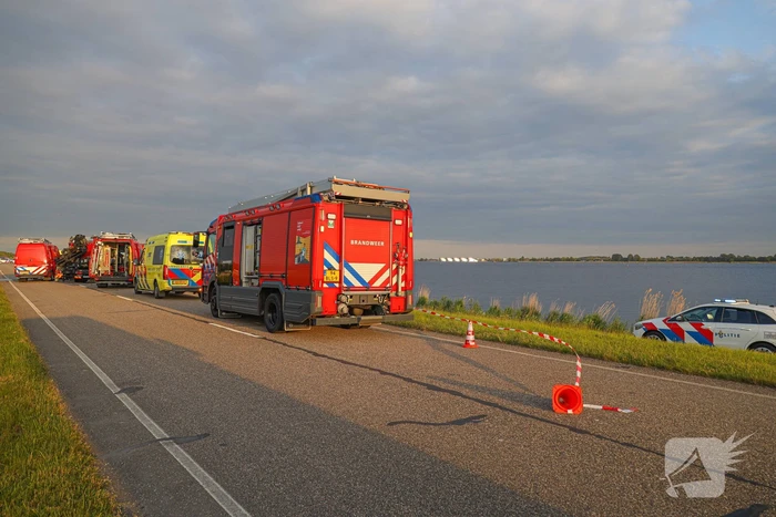 Auto te water Gooimeer een persoon overleden