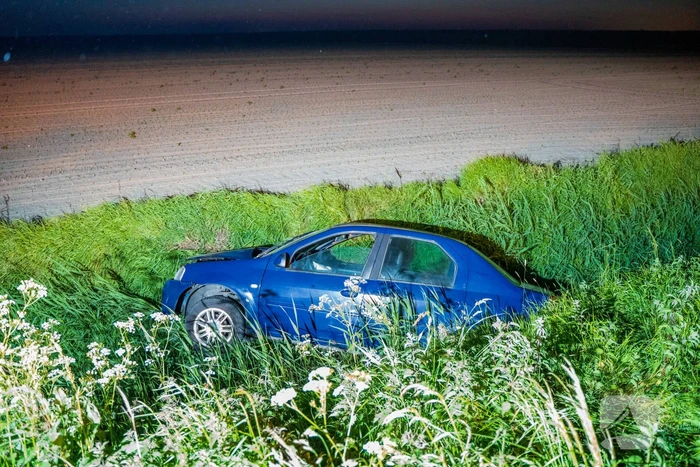 Automobilist belandt in sloot en raakt gewond