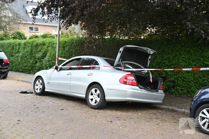 Geparkeerde auto verwoest door brand