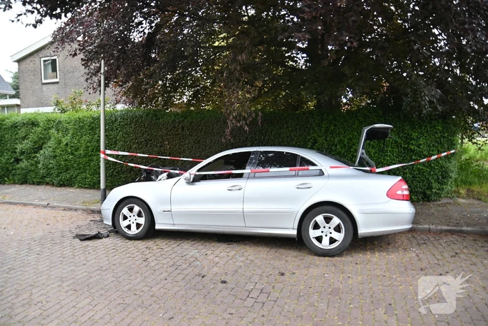 Geparkeerde auto verwoest door brand
