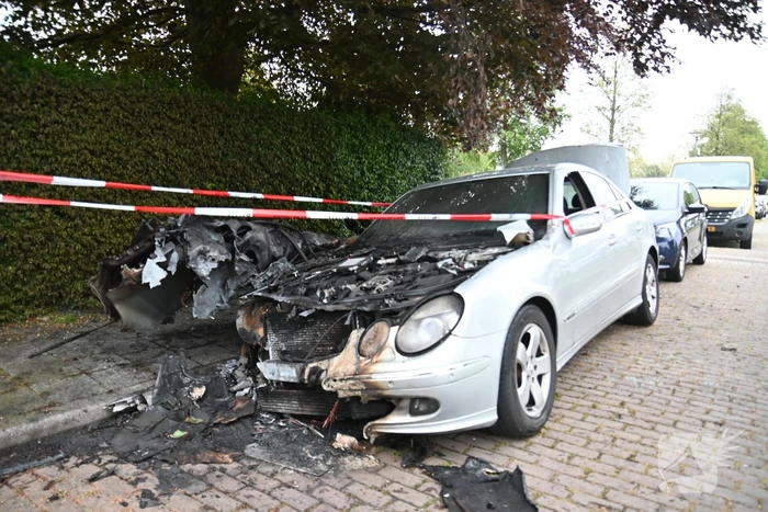 Geparkeerde auto verwoest door brand