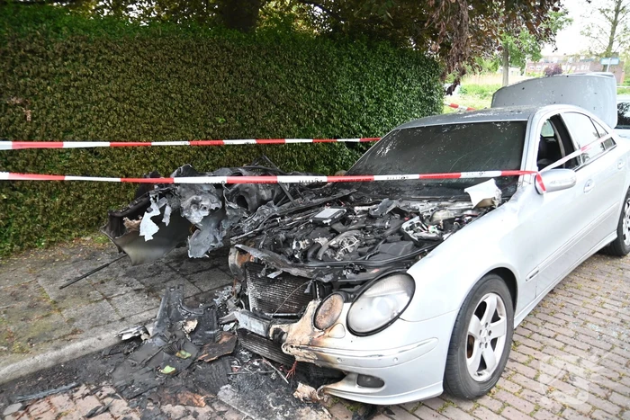 Geparkeerde auto verwoest door brand