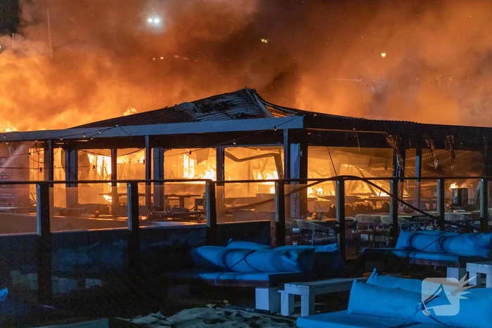 Strandtent beachclub Bloomingdale volledig in de as