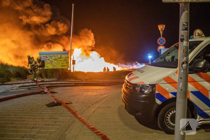 Strandtent beachclub Bloomingdale volledig in de as