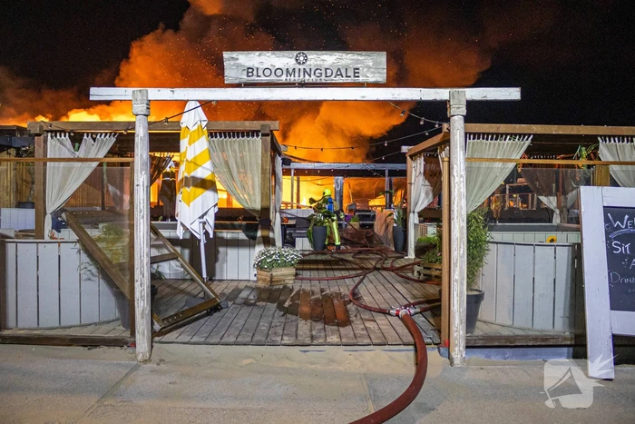 Strandtent beachclub Bloomingdale volledig in de as
