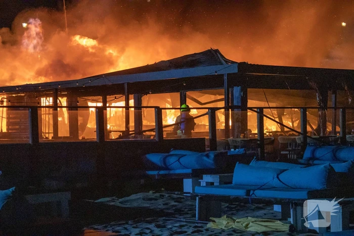 Strandtent beachclub Bloomingdale volledig in de as