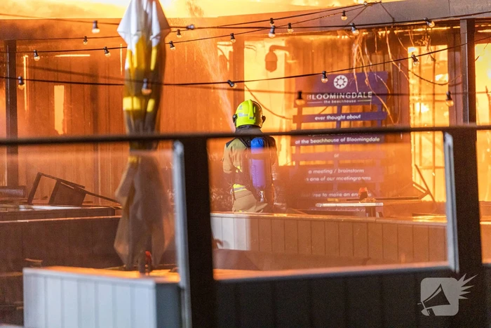 Strandtent beachclub Bloomingdale volledig in de as