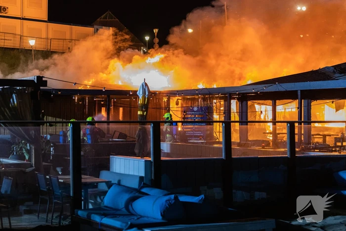 Strandtent beachclub Bloomingdale volledig in de as