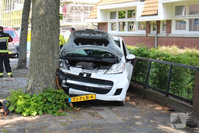 Eenzijdig ongeval met boom