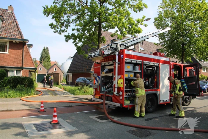 Veel rookontwikkeling bij brand in tuinhuis