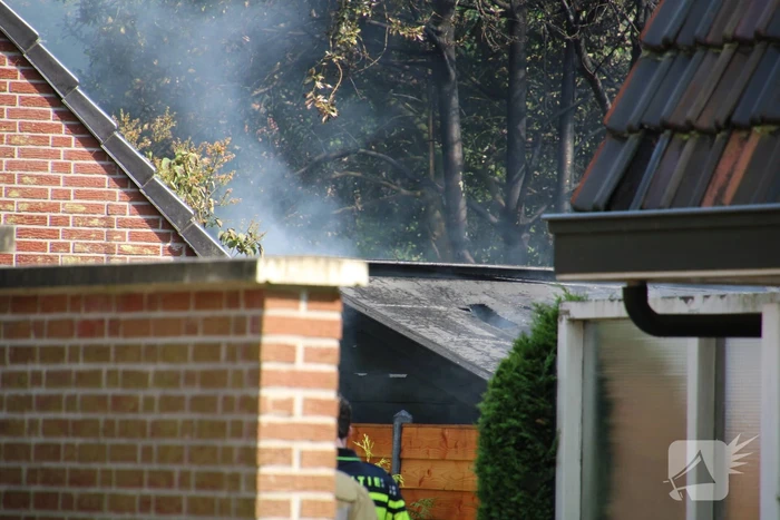 Veel rookontwikkeling bij brand in tuinhuis