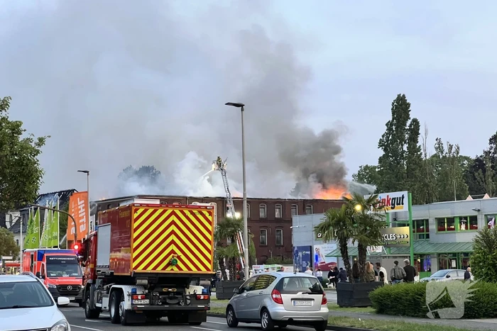 Nederlandse brandweer assisteert bij enorme brand in Duitsland