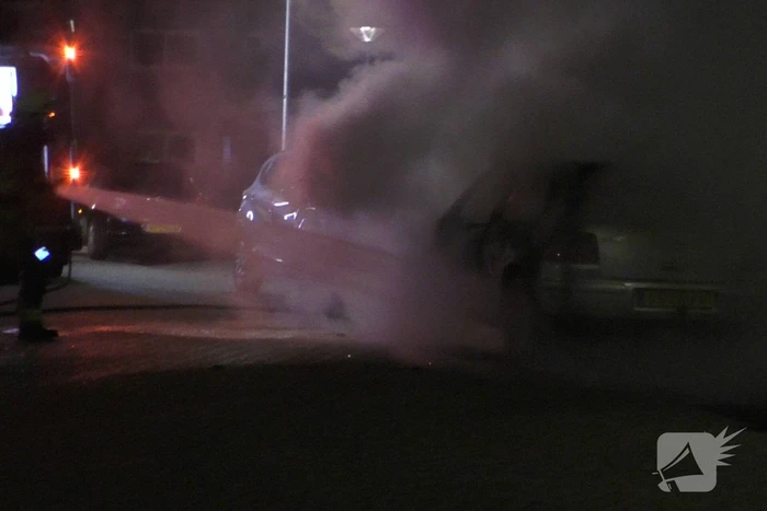 Auto brandt volledig uit