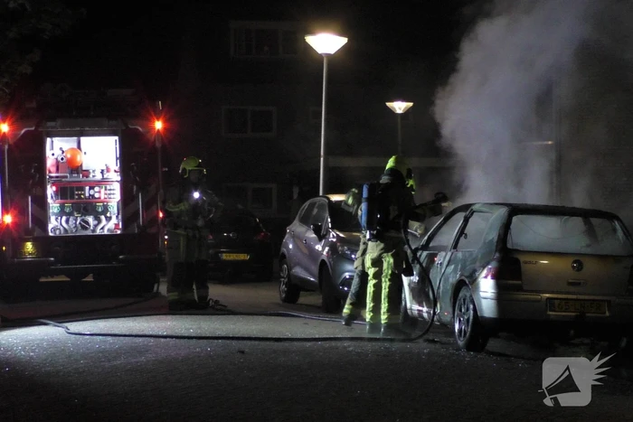 Auto brandt volledig uit