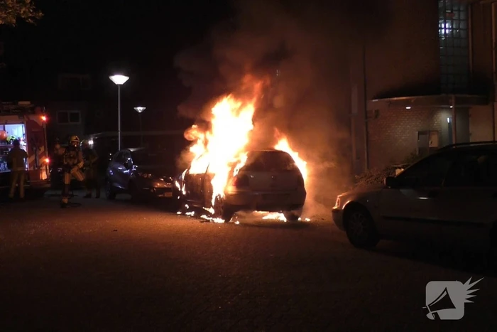 Auto brandt volledig uit
