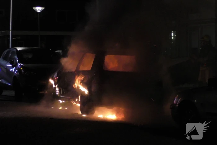 Auto brandt volledig uit