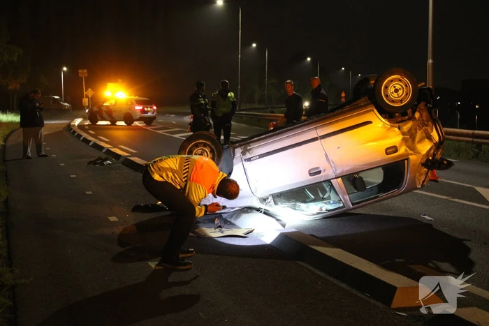 Auto slaat over de kop na eenzijdig ongeval