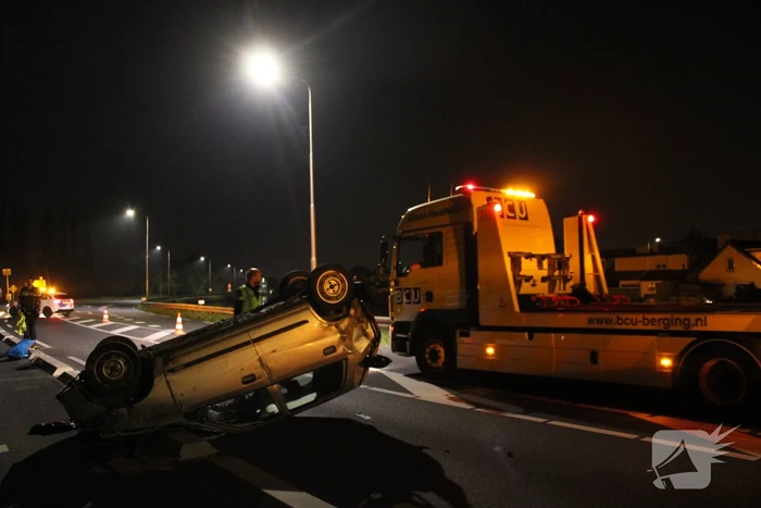 Auto slaat over de kop na eenzijdig ongeval